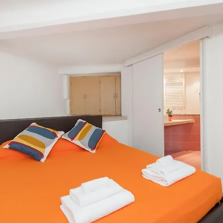 Апартаменты Inviting 3-bed In 4mins To Colosseo Рим