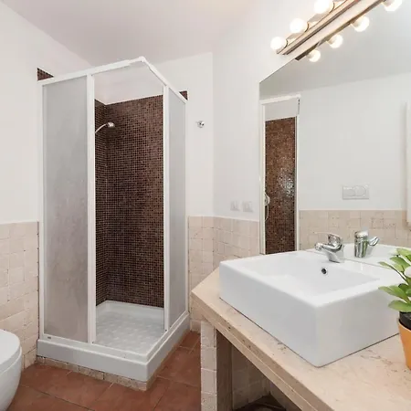 Апартаменты Inviting 3-bed In 4mins To Colosseo Рим