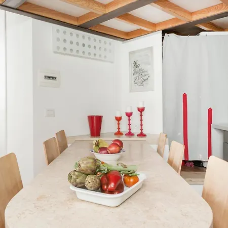 Апартаменты Inviting 3-bed In 4mins To Colosseo Рим