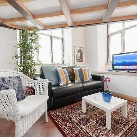 Апартаменты Inviting 3-bed In 4mins To Colosseo Рим