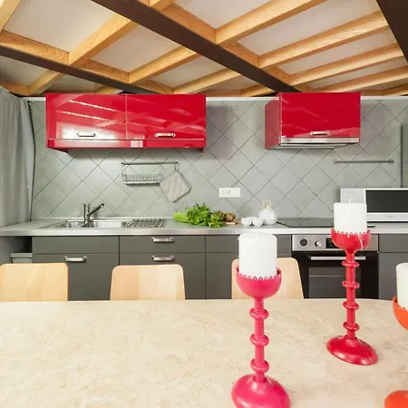 Апартаменты Inviting 3-bed In 4mins To Colosseo Рим